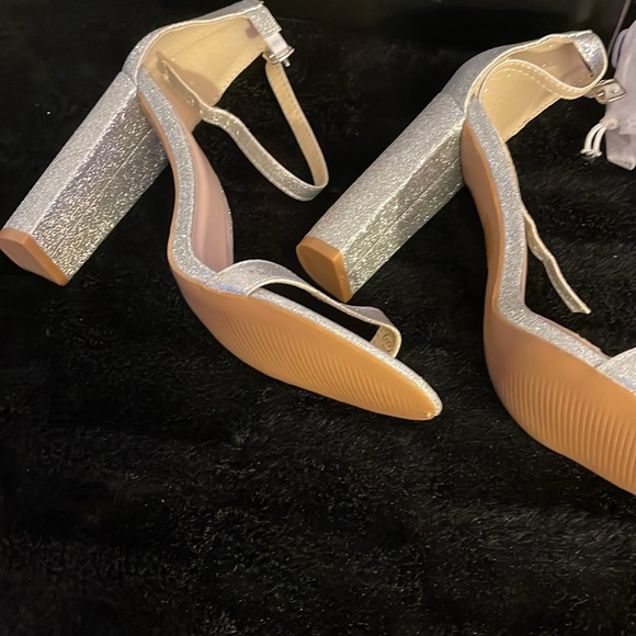 NWOT Silver Glitter 5” Heel Strappy Sandals Party or Season Sandal Block Heel - Picture 4 of 9